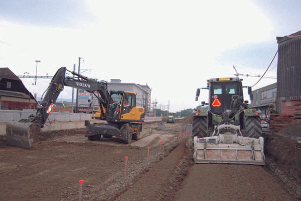 Baumaschinen beim Gleisneubau am WSB Bahnhof Suhr/Schweiz