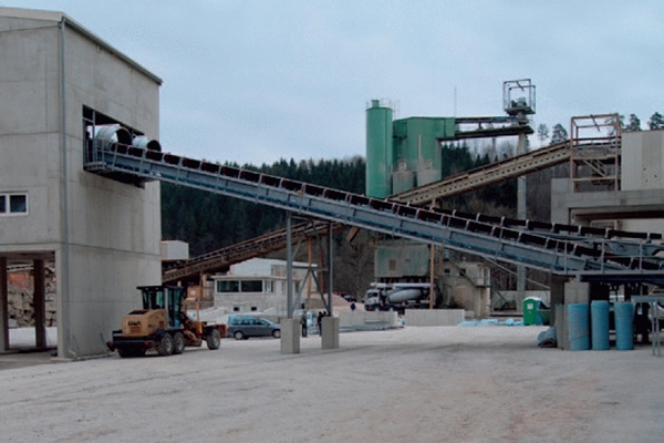 Blick auf die Förderanlage eines Schotterwerkes in Empfingen