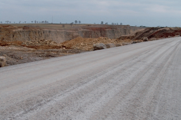 Blick auf eine Zufahrtsstraße zu einem Schotterwerk in Zimmern o. R.