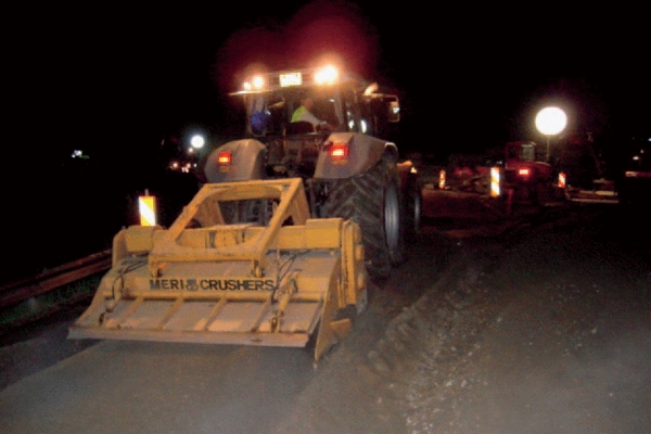 Arbeiten in Dunkelheit an der Fahrbahnverstärkung der NK 107 in Staffelegg/Schweiz