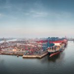 Vista de uma área portuária muito extensa