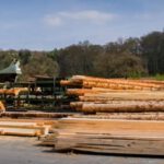 uma área de armazenamento muito ampla de uma empresa de transformação de madeira