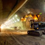 Máquina pesada que constrói uma estrada subterrânea